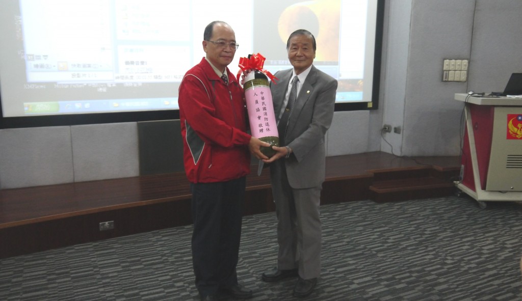 3理事長陳弘毅捐贈空氣瓶給北市消防局