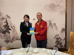 唐雲明教授致贈著作「社區安全管理」給鄭州工業技術學院高主任